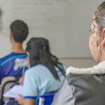 Entre lágrimas e superação: haitiana e aposentado se emocionam com livro escolar em SC