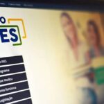Ex-faxineiro que fez 1,3 mil cartões de memorização para vestibular se forma em medicina na UFSC: 'Não consigo romantizar, foi muito difícil'