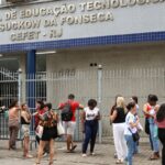 O golpe do bilhete no para-brisa: ‘curiosidade’ é arma de bandidos para roubar coisas do carro